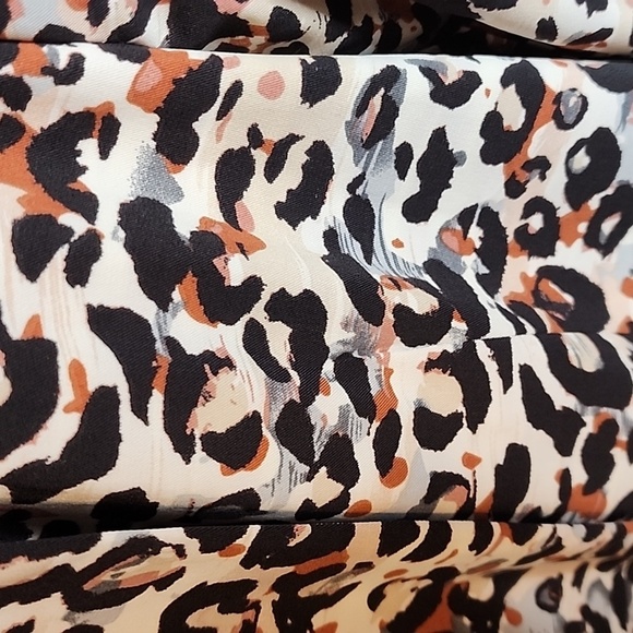 Jules & Leopoldo Leopard Print Fitted Blazer with Pockets. Size XL - Picture 3 of 8